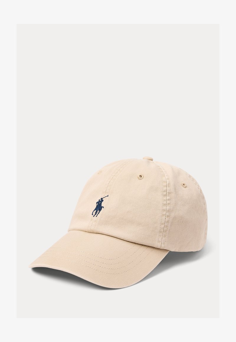 Beige baseballcaps med buet brem med en liten marineblå polo-spillerlogo brodert midt foran.