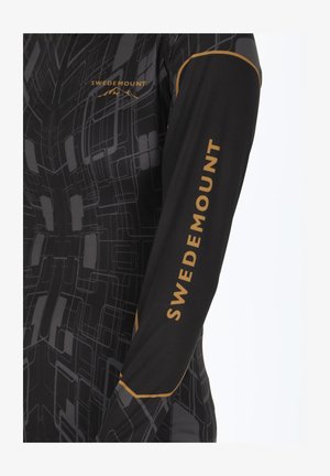 Sorte langærmede sportstrøje med et geometrisk mønster i grå, prydet med guldbranding "SWEDEMOUNT" langs venstre arm.