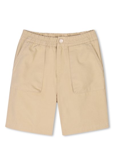 Shorts beiges en tissu tissé, dotés d'une taille élastique, de deux poches avant et d'une fermeture à bouton au centre.
