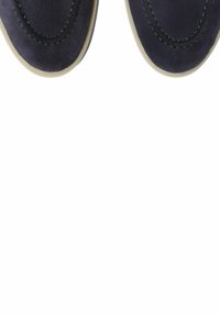 Zapatos de ante azul marino con una textura suave, punta redondeada y sutiles detalles de costura. Las suelas de goma ofrecen tracción y durabilidad.