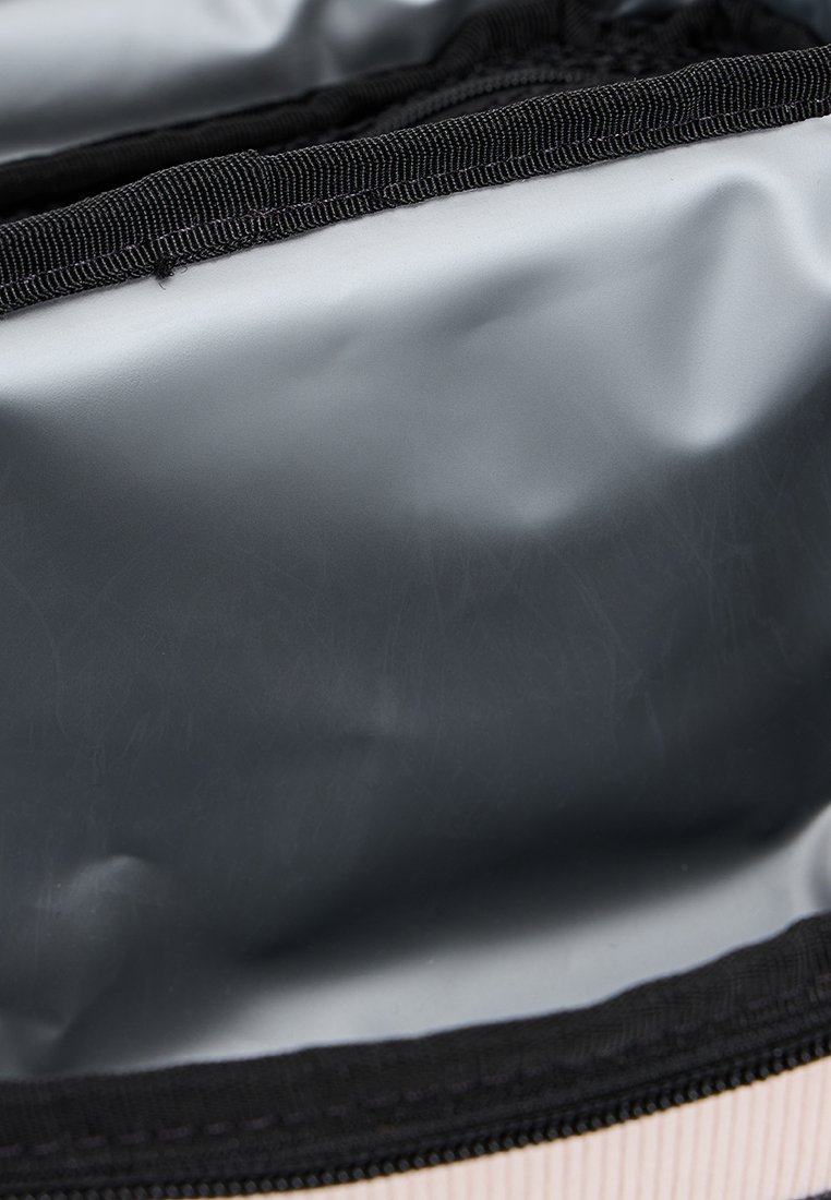 Funda negra con cremallera, con un suave forro gris interior, que presenta una textura flexible y una cremallera negra resistente en la parte superior.
