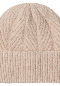Beige gebreide beanie met een gestructureerd chevronpatroon aan de bovenkant en een geribbelde manchet. Gemaakt van zacht, fuzzy materiaal voor warmte.
