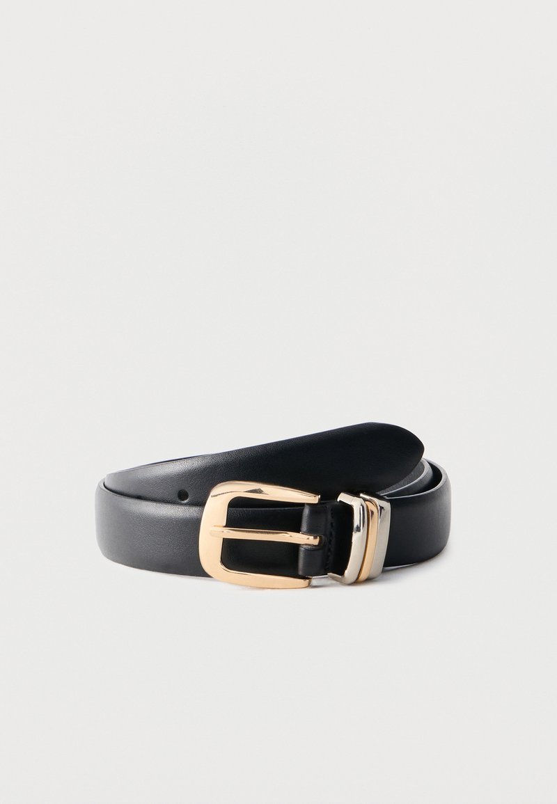 Ceinture en cuir noir roulée avec une boucle rectangulaire dorée polie et deux passants métalliques sur un fond uni.