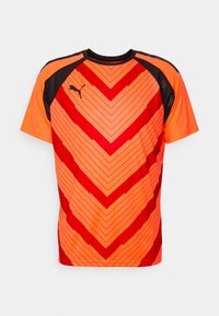 Lyhythihainen oranssi urheilu paita, jossa on punaiset chevron-kuviot, mustat olkapaneelit ja musta Puma-logo vasemmassa rinnassa.