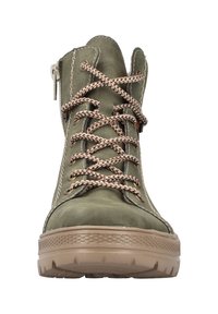 Botte de randonnée vert olive avec une tige en suède texturé, des lacets beiges contrastants et une semelle en caoutchouc durable dotée d'un motif de traction.