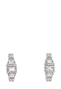 Sølvøreringe med et lagdelt design, der skifter mellem rektangulære og runde klare sten, hvilket skaber et tekstureret og funkende udseende.