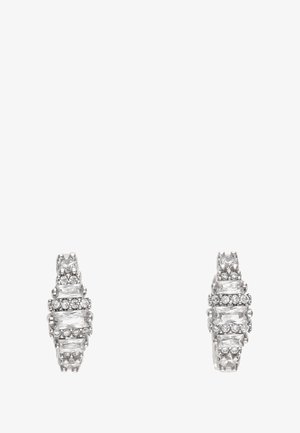 Srebrne kolczyki o warstwowej konstrukcji z naprzemiennie ułożonymi prostokątnymi i okrągłymi, przezroczystymi kamieniami, które tworzą fakturowany i błyszczący wygląd.