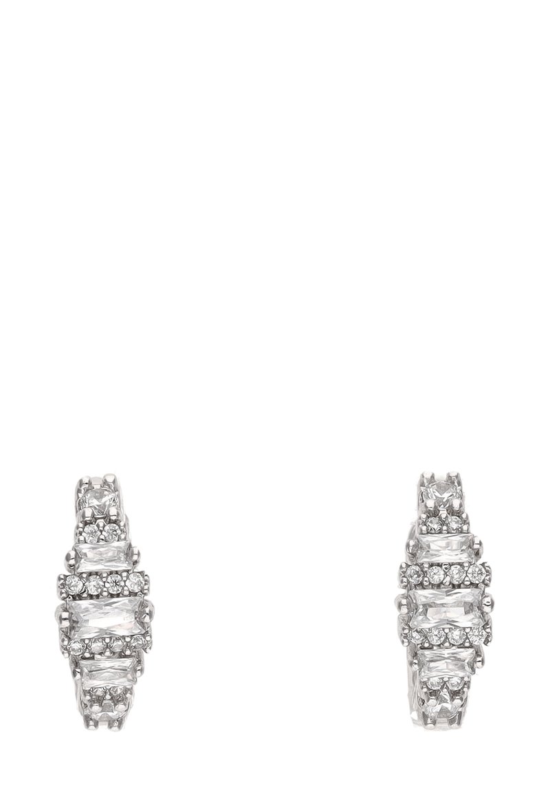 Sølvøreringe med et lagdelt design, der skifter mellem rektangulære og runde klare sten, hvilket skaber et tekstureret og funkende udseende.