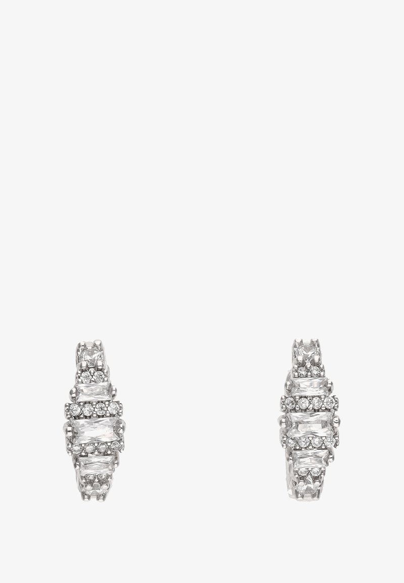 Sølvøreringe med et lagdelt design, der skifter mellem rektangulære og runde klare sten, hvilket skaber et tekstureret og funkende udseende.