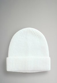 Hvid strikket hue med ribstrikket tekstur og opfoldet kant. Blødt materiale, rund form og sømløst design uden pynt.