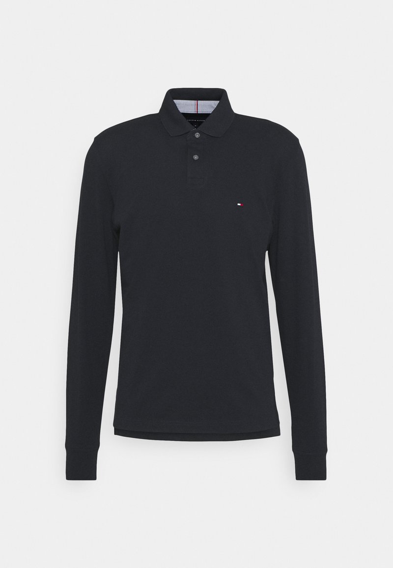 Langærmet polo-shirt i navy bomuld med kravehals, tre-knaps lukning og lille emblem på brystet.