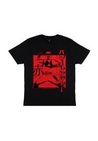 Černé tričko s červenou grafikou postavy v maskovaném uniformě, s japonským textem po boku a v odvážném, dynamickém postoji.