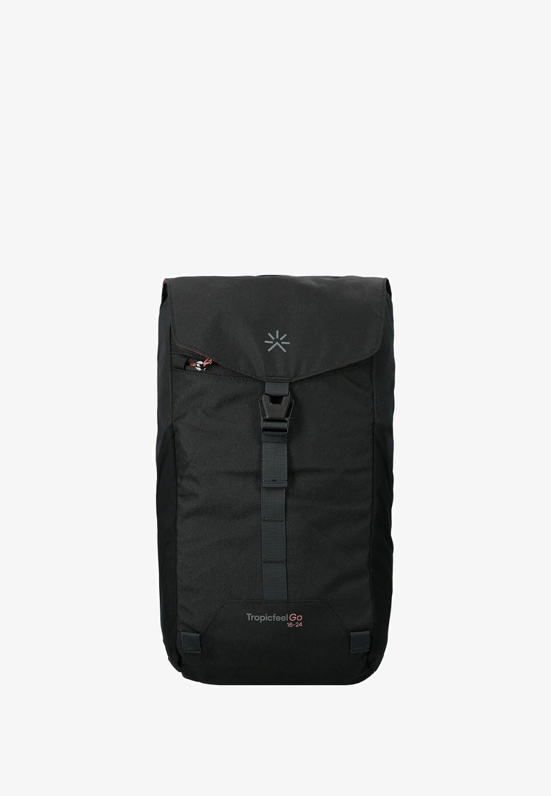 Mochila negra con diseño de rollo en la parte superior. Hecha de tela texturizada, cuenta con un broche en la parte delantera y un detalle de logo. Incluye correas ajustables.