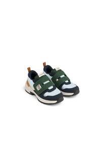 Scarpe sportive con una combinazione di rete blu chiaro, accenti blu scuro e cinturini in velcro verdi, dotate di una suola bianca imbottita e una linguetta del tallone marrone.