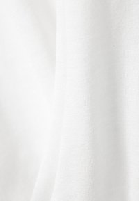 Glattes weißes Gewebe mit feiner Textur, das subtile gewebte Muster aufweist und eine leicht durchscheinende Optik hat. Weiches und leichtes Material.