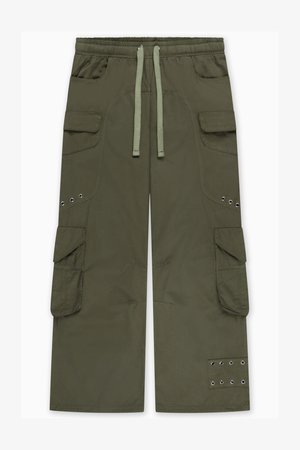Pantalones cargo en verde oliva, con cintura elástica, cordón ajustable, múltiples bolsillos y ojales metálicos en el dobladillo como detalle.