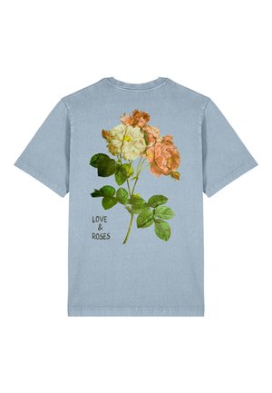 Blaues Baumwoll-T-Shirt mit einem floralen Design aus pinken und gelben Rosen, grünen Blättern und dem Text „LOVE & ROSES“ in schwarzer Schrift.