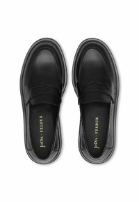 Melnas ādas slip-on kurpes ar teksturētu siksnu, noapaļotu purngalu un gludu apdari. Iekšpusē ir zelta reljefa zīmols.