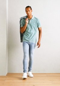 Marc O'Polo SHORT SLEEVE SLITS AT HEM EMBROIDERY - Polokošeľa - midnight moss