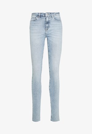 Vaqueros ajustados de color azul claro, hechos de denim, con una cintura alta, diseño de cinco bolsillos y un sutil desgastado en toda la tela.