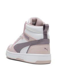 Zapatillas altas con cuero blanco y acentos en rosa y púrpura, forro de malla texturizada y suela de goma blanca. Logotipo de la marca destacado.