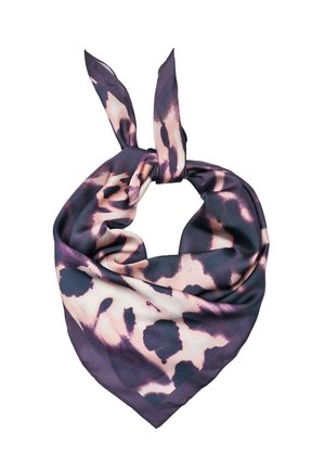 Foulard en soie avec imprimé léopard abstrait violet et beige, noué en nœud avec deux extrémités dressées sur fond blanc.