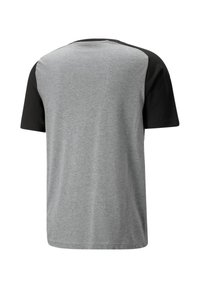 Camiseta gris con mangas cortas negras. Fabricada en tejido suave, cuenta con un escote redondeado y un corte relajado. Diseño simple y versátil.