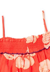 Bodice de robe florale rouge avec texture smockée, haut volanté et bretelles réglables. Présente des motifs floraux crème clair et des accents bleus.