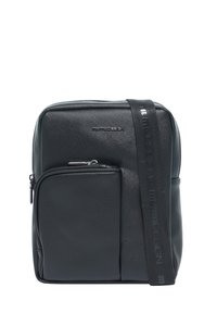 Borsa a tracolla nera in materiale sintetico con texture liscia, dotata di tasca frontale con zip e tracolla regolabile con dettagli del logo. Forma quadrata compatta.