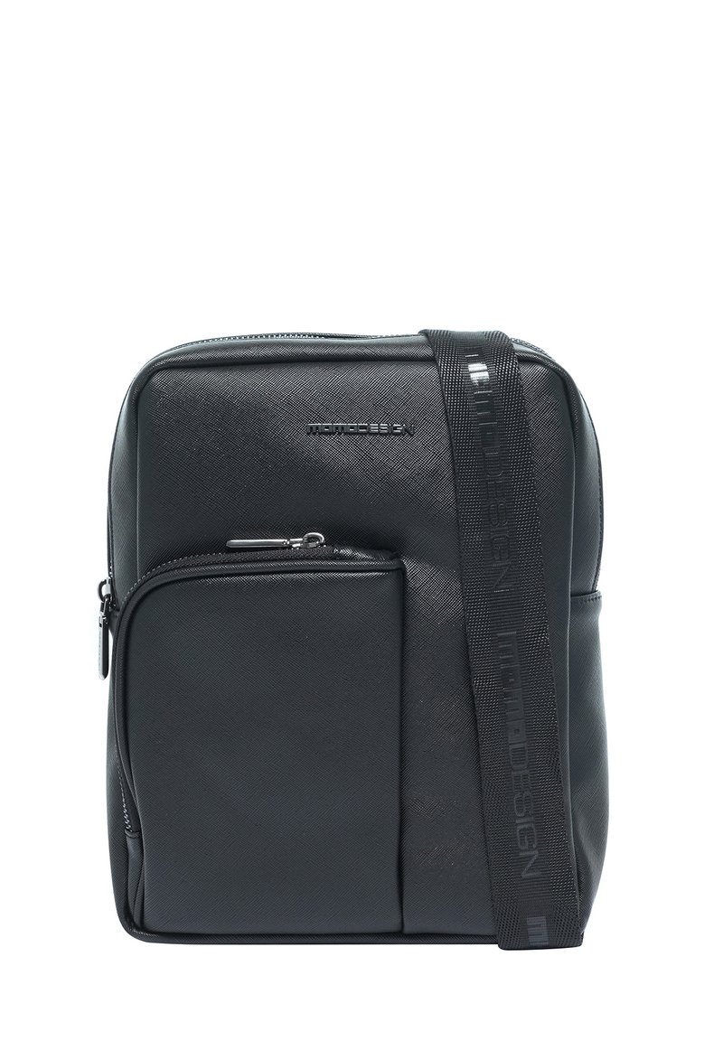 Borsa a tracolla nera in materiale sintetico con texture liscia, dotata di tasca frontale con zip e tracolla regolabile con dettagli del logo. Forma quadrata compatta.