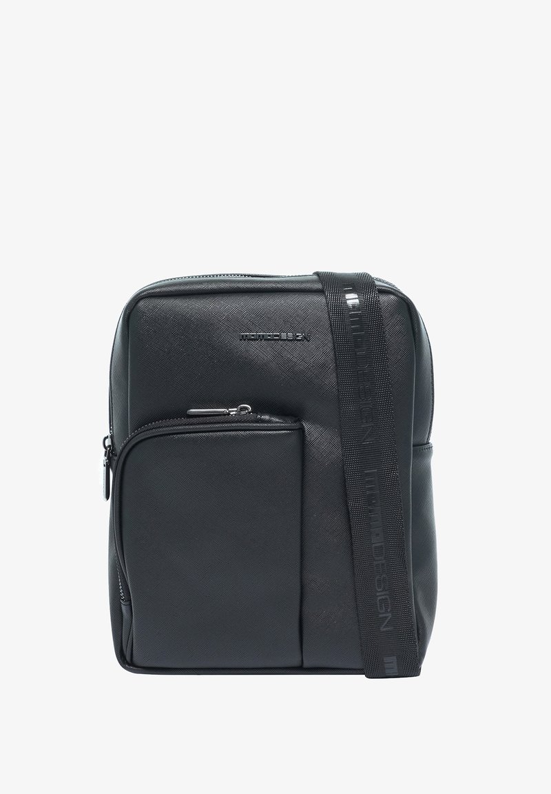 Borsa a tracolla nera in materiale sintetico con texture liscia, dotata di tasca frontale con zip e tracolla regolabile con dettagli del logo. Forma quadrata compatta.