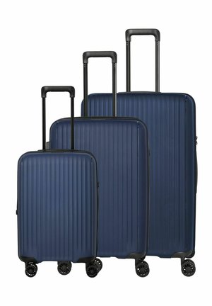 Drei dunkelblaue Hartschalenkoffer in klein, mittel und groß mit ausgezogenen schwarzen Teleskopgriffen und jeweils vier drehbaren Rollen.