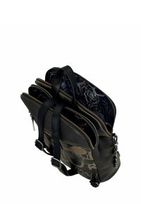 Zaino di pelle nera con più scomparti con cerniera, interno con motivo floreale e spallacci regolabili. Presenta dettagli in metallo argentato.