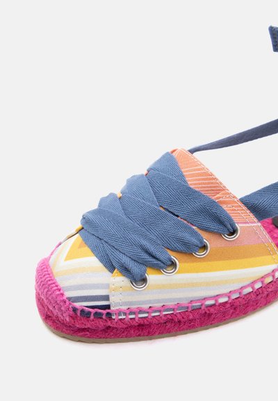 Χρωματιστό γραμμωτό εσπαντρίγιο με παχιά μπλε κορδόνια, ροζ υφαντή σόλα και πορτοκαλί, κίτρινο και λευκό υφασμάτινο επάνω μέρος.