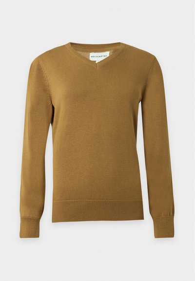 Pull en maille marron à col en V pour homme, manches longues, avec poignets et ourlet côtelés sur fond clair uni.