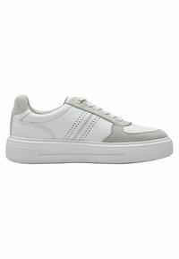 Des baskets blanches en cuir avec des accents en daim gris, des détails perforés, une semelle en caoutchouc et un design à lacets. Bout arrondi et silhouette basse.