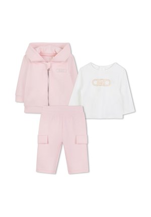 Ensemble pour bébé en trois pièces : sweat à capuche zippé rose clair, t-shirt à manches longues blanc avec logo, et pantalon de jogging rose avec poches latérales.