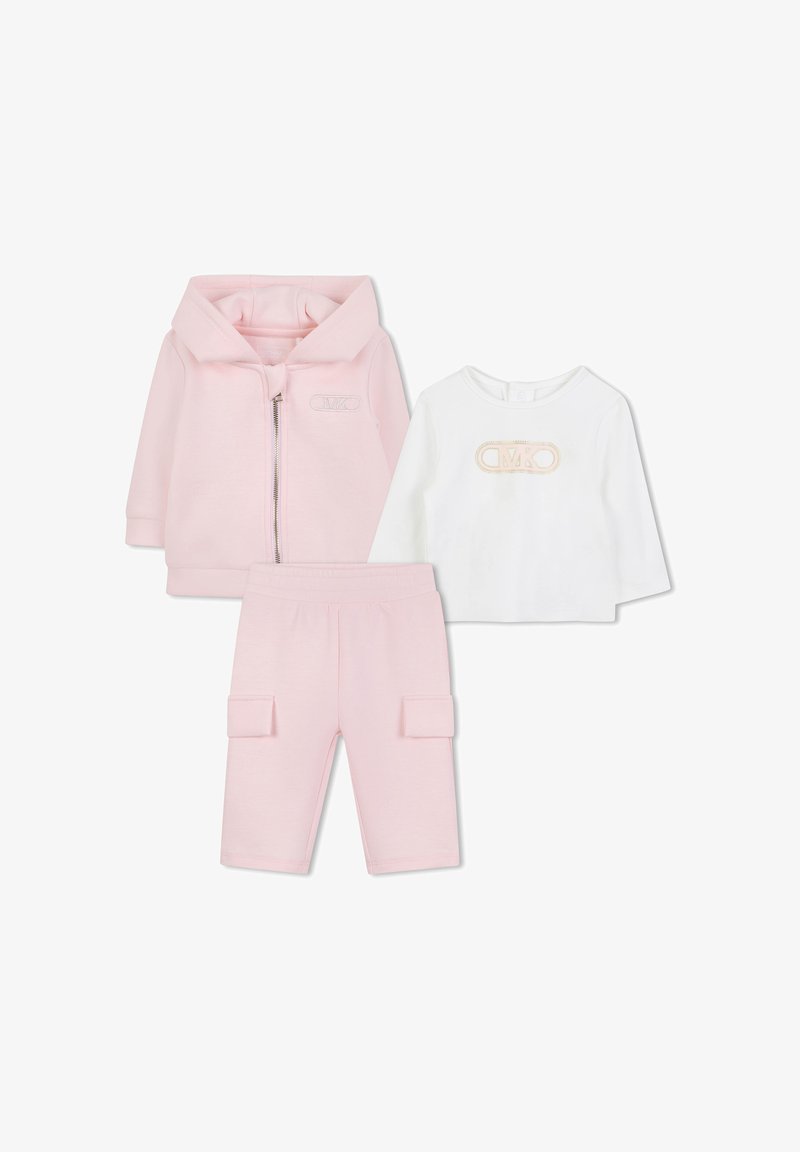 Drie-delige babyoutfit: lichtroze zip-up hoodie, witte longsleeve t-shirt met logo, en roze joggerbroeken met zijzakken.