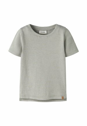 T-shirt z krótkim rękawem w jasnoszarym i białym kolorze, z cienkimi poziomymi paskami, okrągłym dekoltem i małą brązową naszywką z logo przy dolnym brzegu.