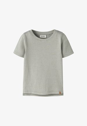 T-shirt z krótkim rękawem w jasnoszarym i białym kolorze, z cienkimi poziomymi paskami, okrągłym dekoltem i małą brązową naszywką z logo przy dolnym brzegu.