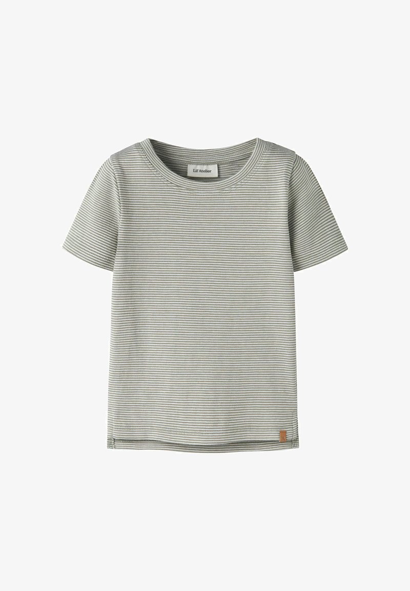 Κοντομάνικο T-shirt σε ανοιχτό γκρι και λευκό με λεπτές οριζόντιες ρίγες, στρογγυλή λαιμόκοψη και μικρό καφέ λογότυπο στο κάτω μέρος του ρεβέρ.