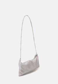 Sac à main en maille argentée de forme rectangulaire, doté d'une bandoulière en chaîne et d'une fermeture éclair. La texture est métallique et réfléchissante avec une surface à motifs.