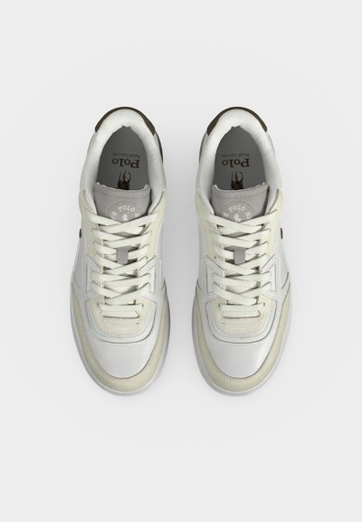 Ζευγάρι λευκά sneakers Polo Ralph Lauren με κορδόνια, μπεζ λεπτομέρειες και ορατό λογότυπο σε γκρι εσωτερικές σόλες, από πάνω.
