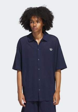 Camicetta azzurra navy con maniche corte e bottoni, realizzata in tessuto a rete testurizzato, con colletto e logo ricamato sul petto.