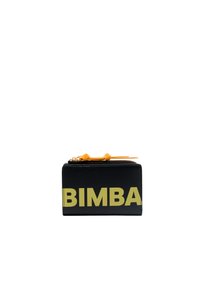 Cartera rectangular negra hecha de material texturizado, con llamativas letras amarillas "BIMBA" y tiradores de cremallera naranjas.