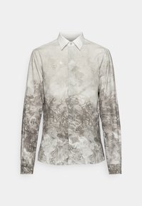 Koszula z długim rękawem zapinana na guziki w marmurkowy wzór w odcieniach szarości i bieli, z klasycznym kołnierzykiem i mankietami, wykonana z gładkiej tkaniny.