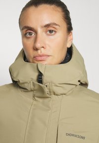 Didriksons LEYA WNS PARKA L 3 - Parka - wood
