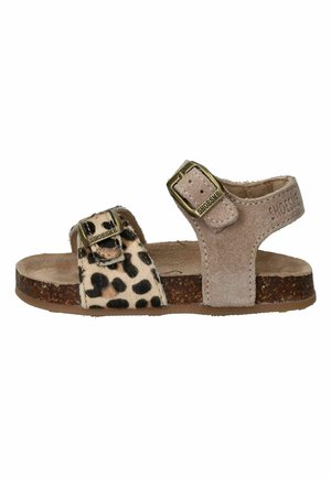 Open teen sandaal voor kinderen met een leopardprint voorste band, beige suède achterriem en verstelbare koperen gespen op een kurken zool.