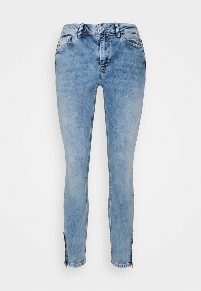Jean en denim bleu clair avec une coupe ajustée, dotés d'un bouton avant et d'une fermeture éclair, légèrement décolorés, avec des accents en zip au niveau de l'ourlet.