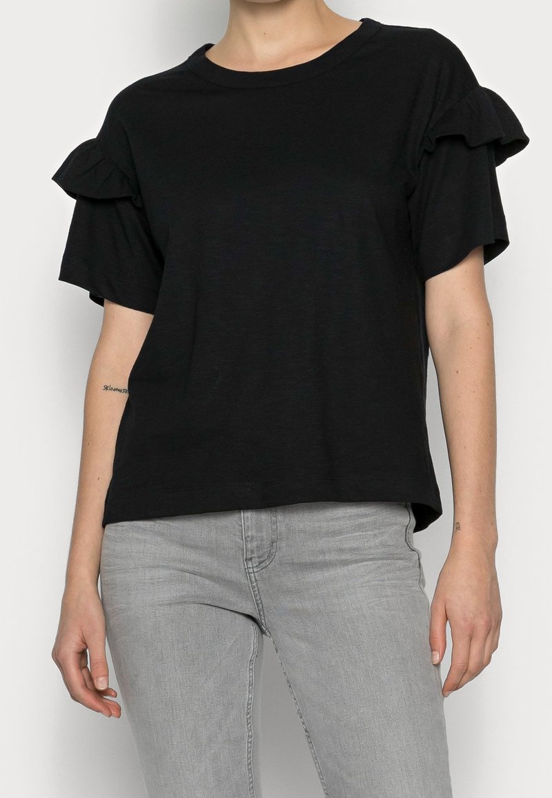 Schwarzes T-Shirt mit kurzen Ärmeln aus weichem Stoff, mit Rüschendetails an den Ärmeln, entspanntem Schnitt und Rundhalsausschnitt.